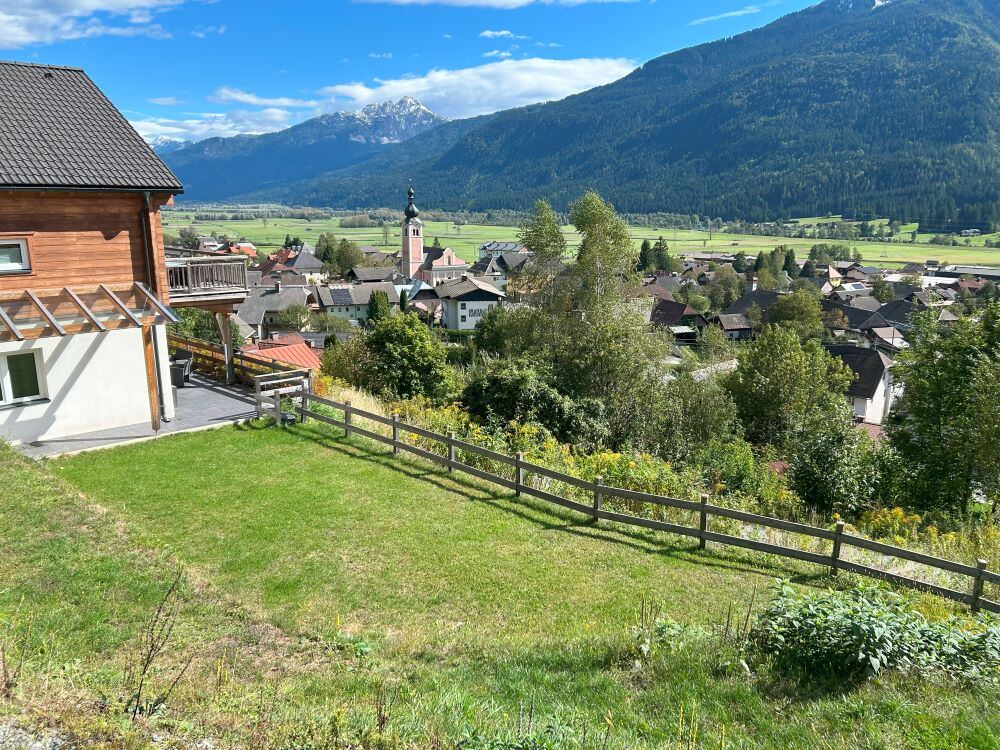 Blick von der Wiese vor dem Haus auf Kirchbach und die Berge