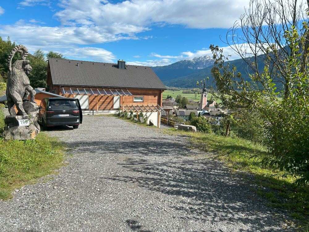 Zufahrt zum Haus mit Parkplatz