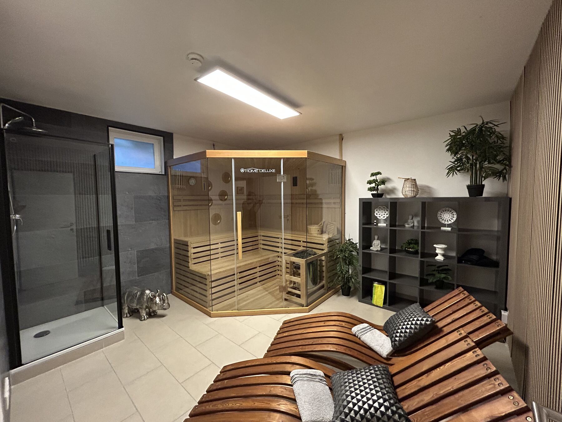 Sauna mit Ruheliegen aus Holz