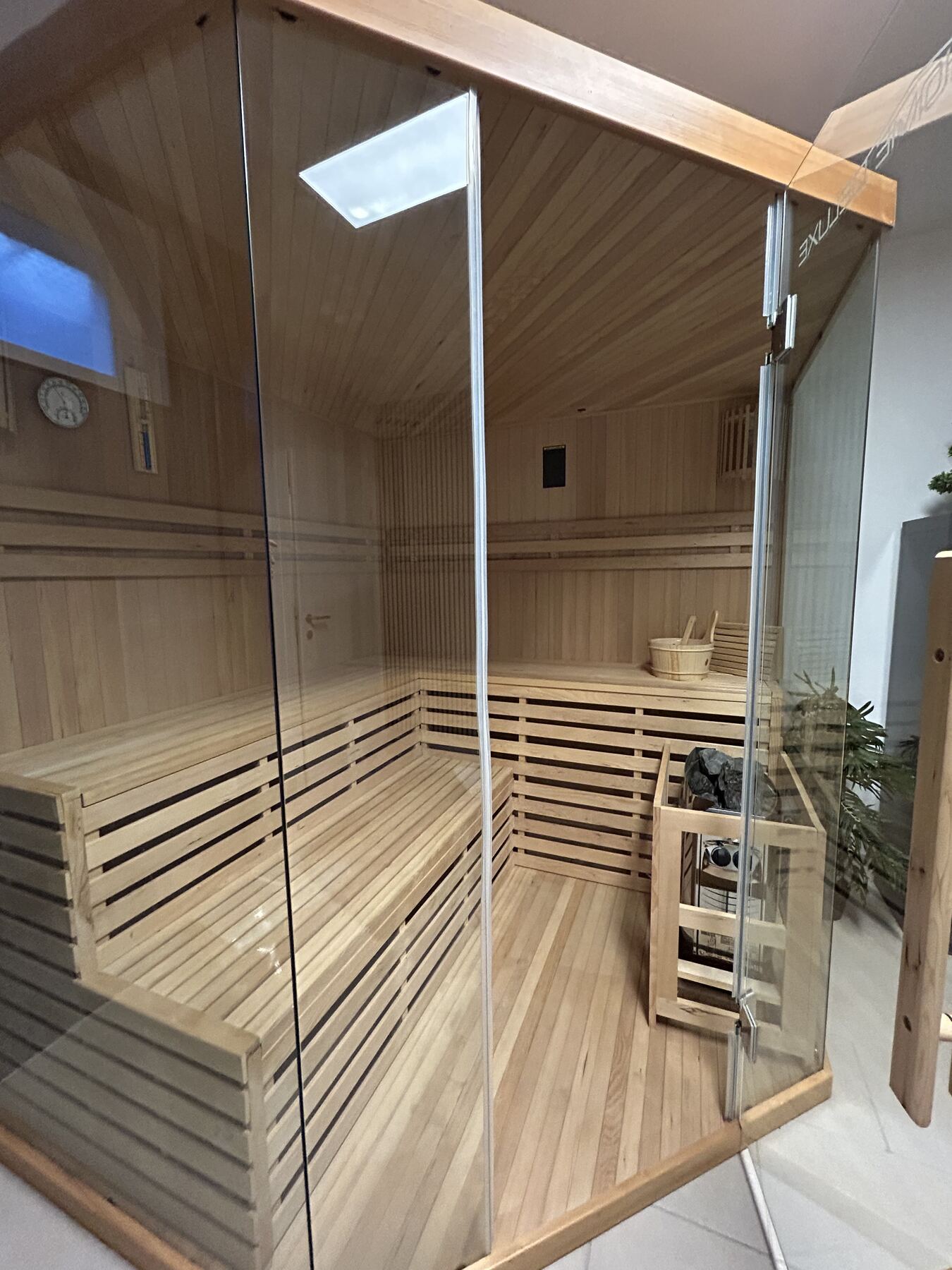 Saunakabine aus hellem Holz