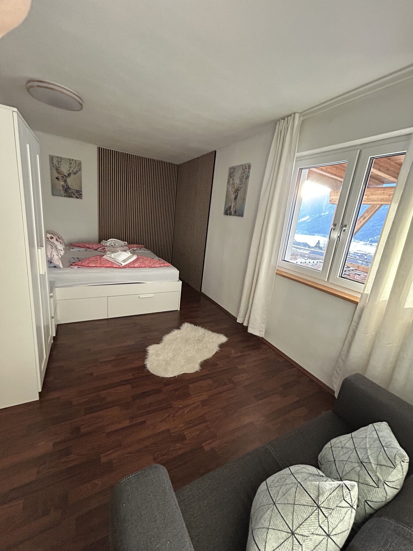 Schlafzimmer 1 mit Doppelbett und Bergblick