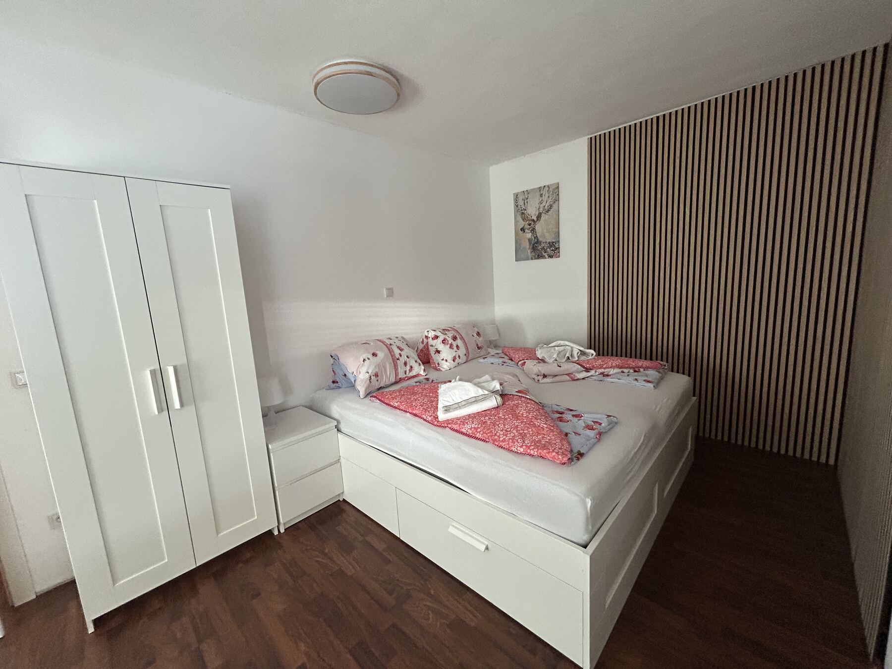 Schlafzimmer 1 mit Kleiderschrank