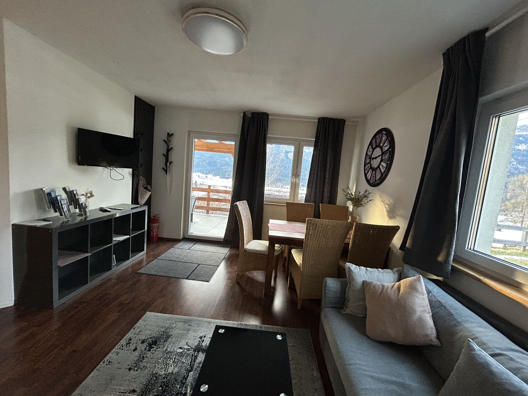 Wohnzimmer mit Ecksofa und Bergblick